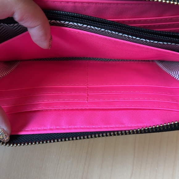 X print Clutch with hot pink interior - Picture 7 of 9